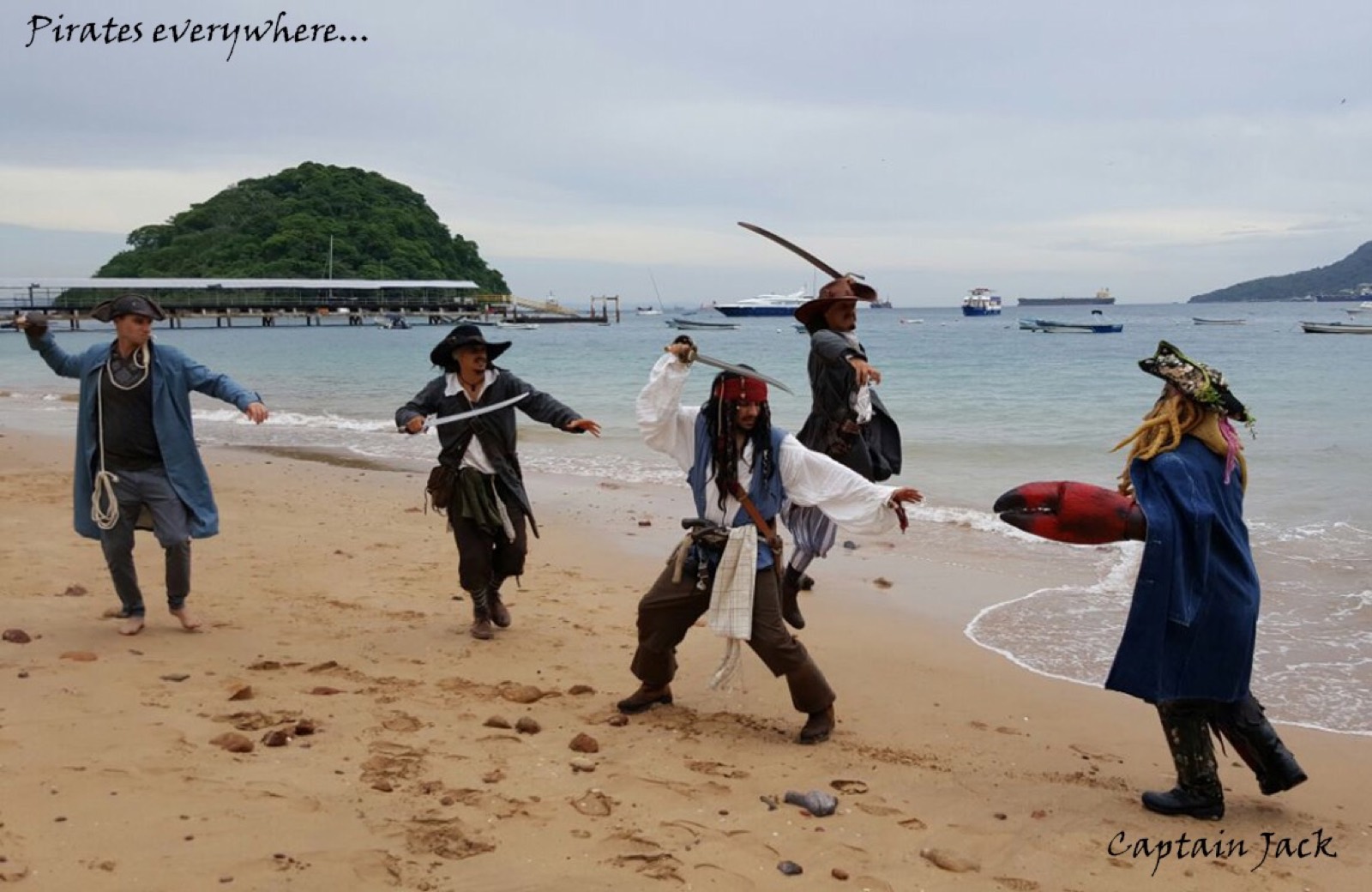 Grupo disfrazado de piratas posando en la playa de Taboga junto al mar — foto del anuncio del Carnaval 2019.