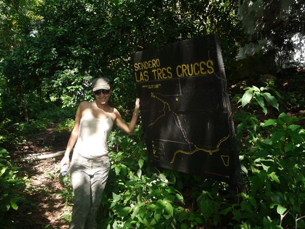 The start of the hiking route in Taboga