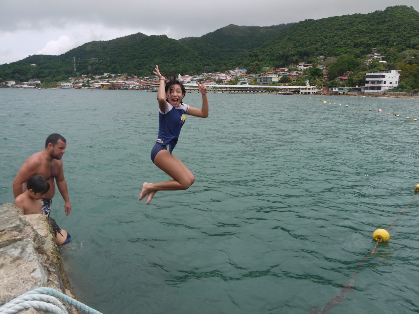 Salto desde las rocas de El Morro con la familia Wilkins